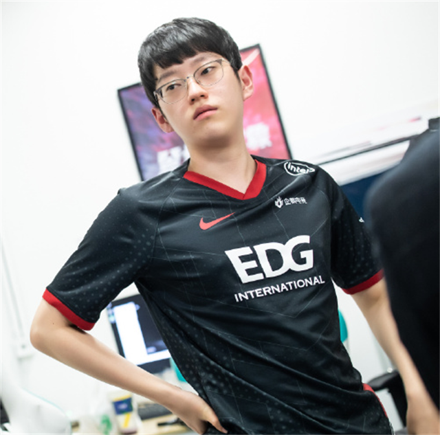 HLE碾压FLY,Scout高光表现 HLE碾压FLY,Scout高光表现