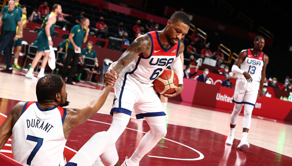 篮网B队翻盘日本男篮，利拉德三分雨点燃全场