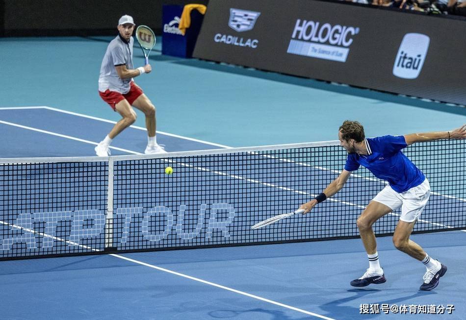 世界网球队力克西班牙网球队，梅德韦杰夫统治全场