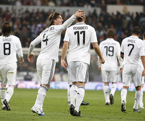 皇马完胜AC米兰，罗本送出助攻