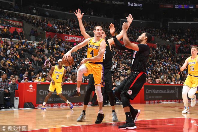 关于湖人B队碾压火箭，加里纳利高光表现的信息