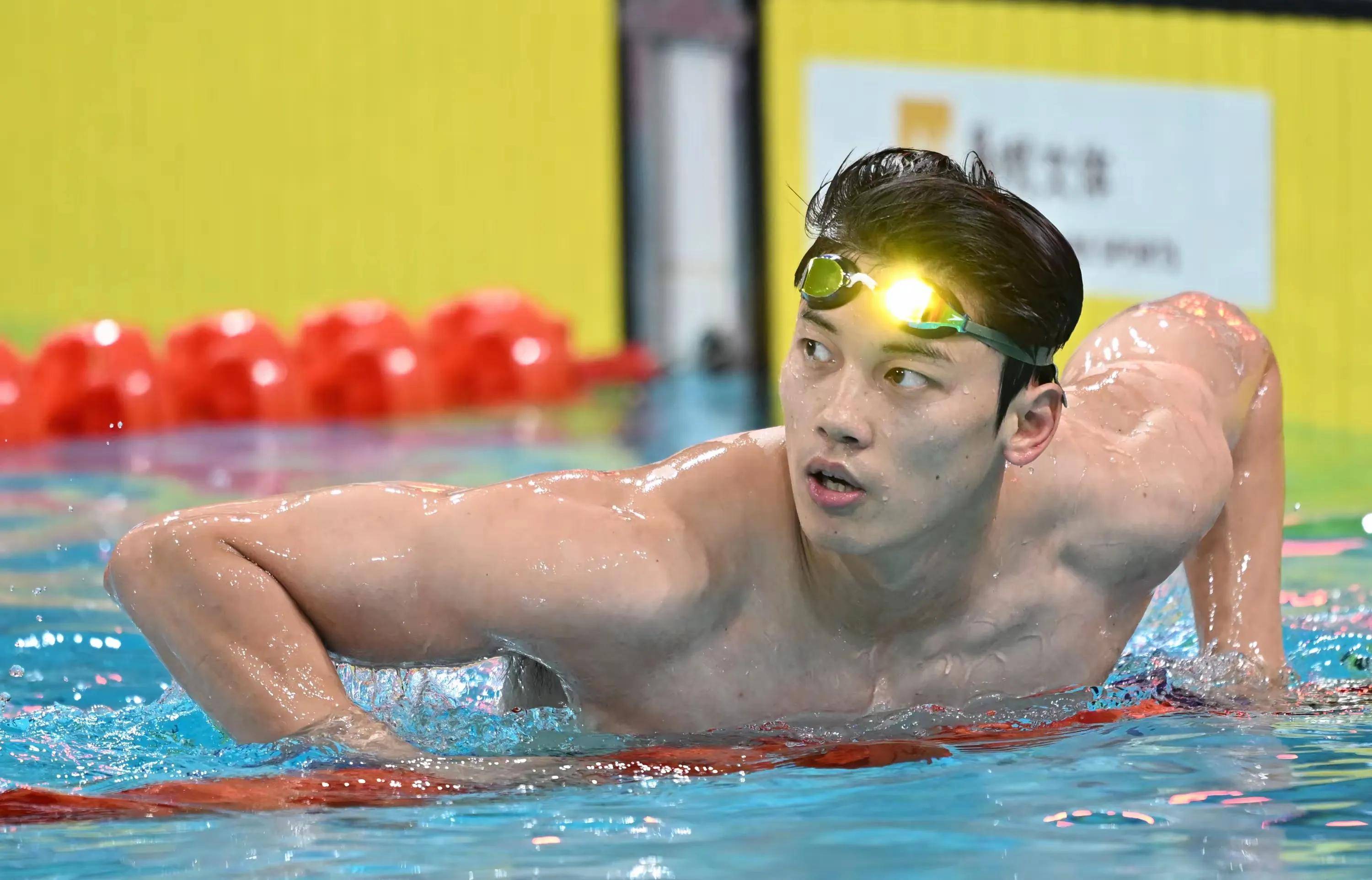 游泳惊险逆转取胜,粉丝狂欢不已 游泳惊险逆转取胜,粉丝狂欢不已