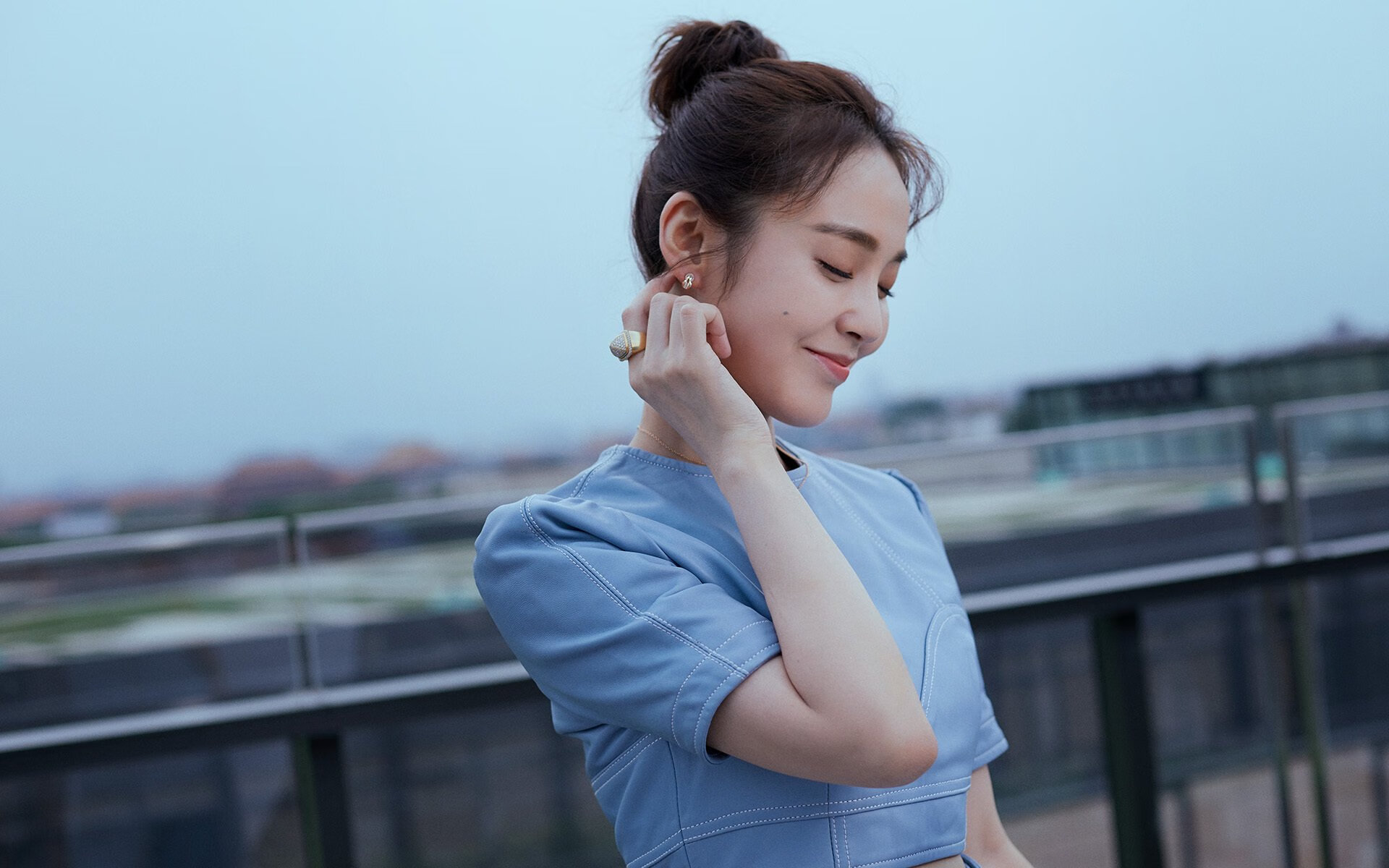 76人客场力克新疆队,浓眉擎天,舞台越大他越强